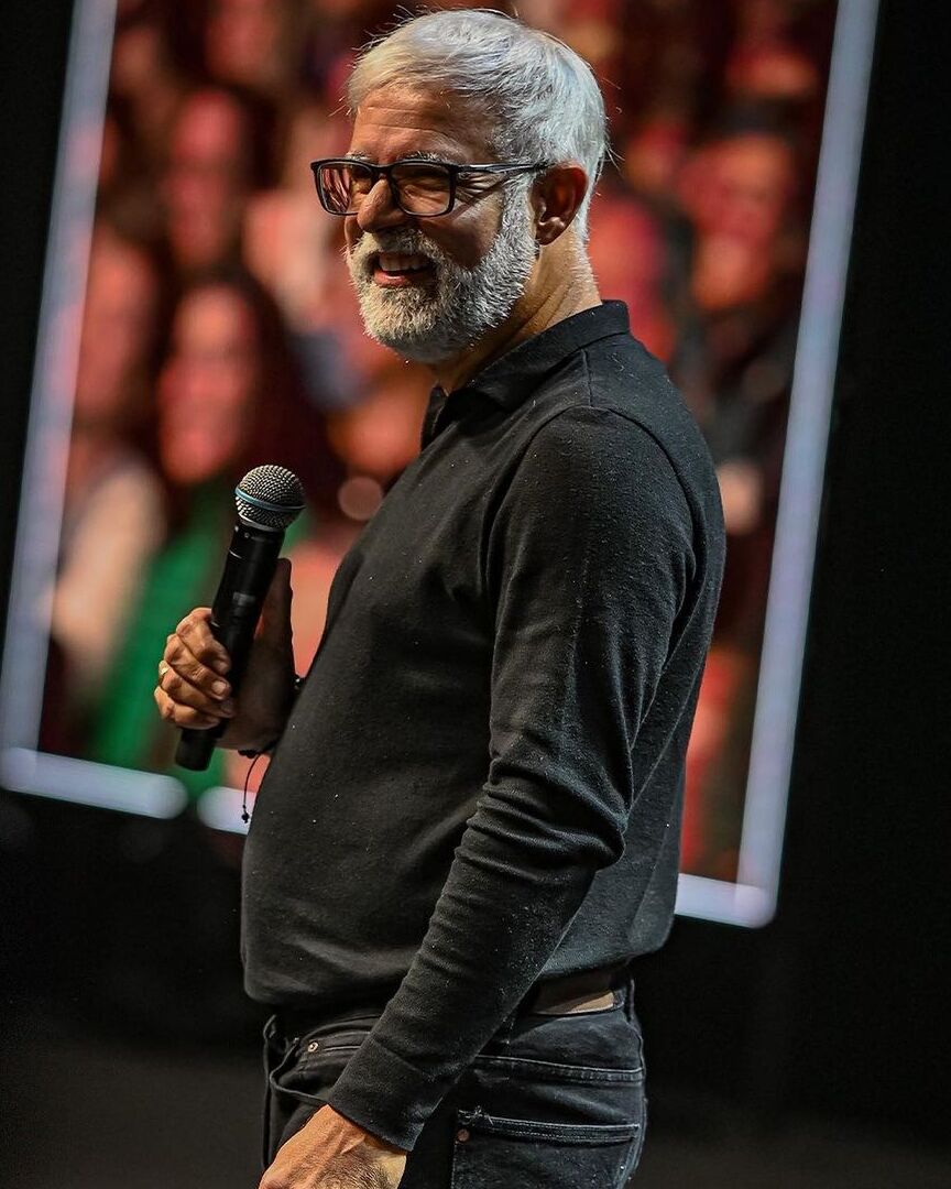 Pastor Cláudio Duarte no palco